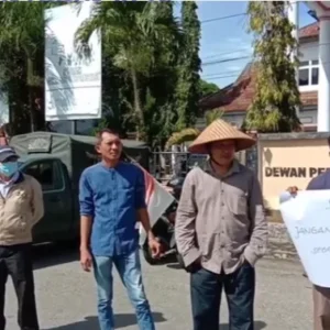 Massa Demo DPRD BS Minta Usut Anggaran Covid-19 dan Hibah ke PDAM Manna