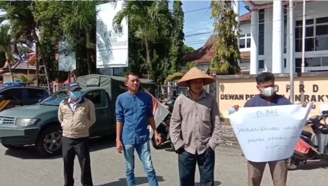Massa Demo DPRD BS Minta Usut Anggaran Covid-19 dan Hibah ke PDAM Manna