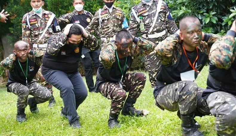 Erick Thohir saat latihan jadi anggota banser