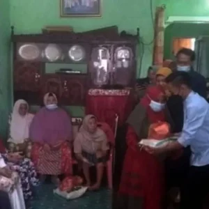 Ormas Front Pembela Rakyat Salurkan Bantuan Sosial di Binduriang