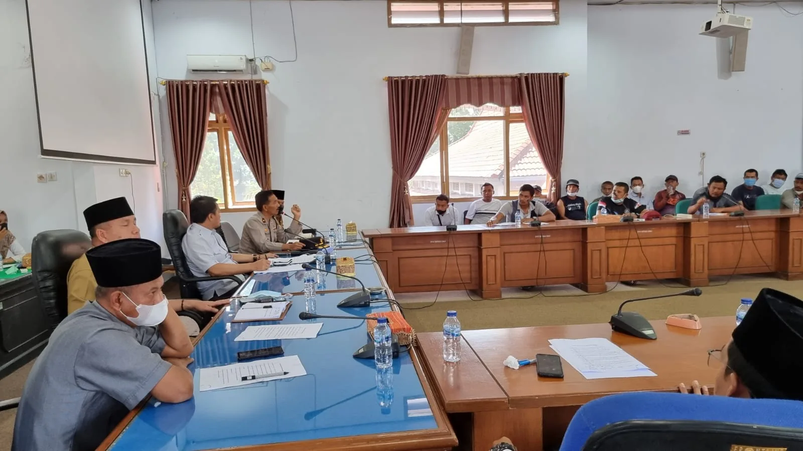 Puluhan Supir Angkutan Pasir Hearing Dengan DPRD Rejang Lebong