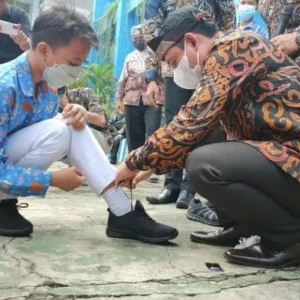 Wawali Dedy Wahyudi Tawarkan Diri Pasangkan Sepatu Siswa Yang Dapat Bantuan