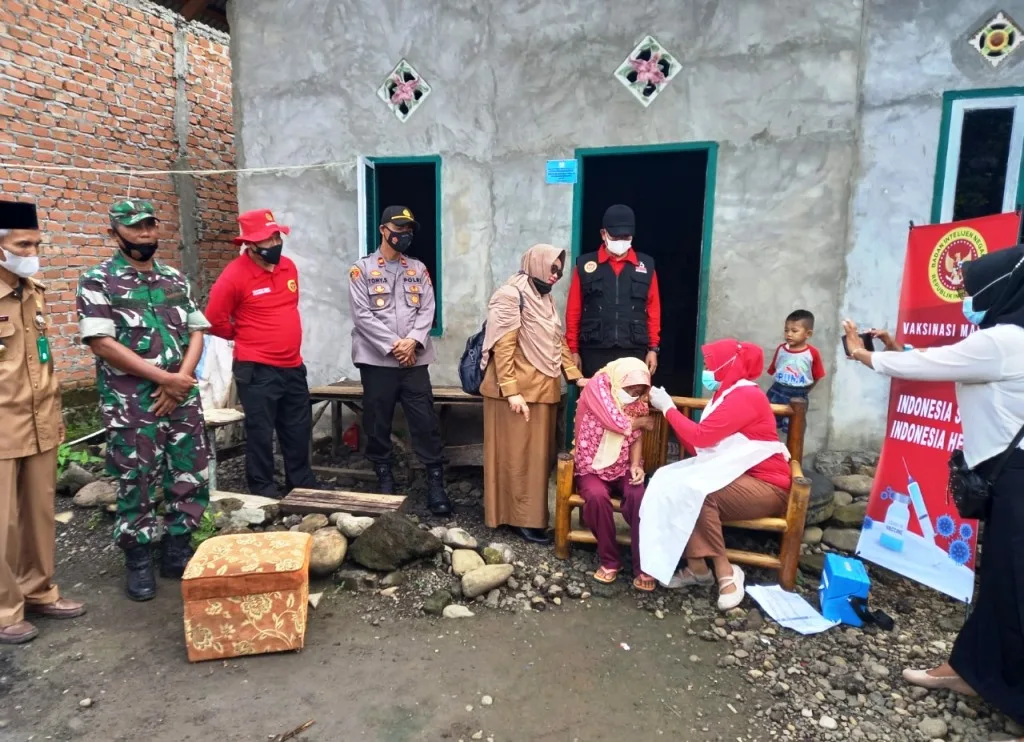 BIN Sukses Vaksinasi Massal Door to Door di Binduriang