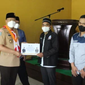 Gubernur Rohidin Salurkan Zakat Berbentuk Beasiswa dan Gerobak Usaha