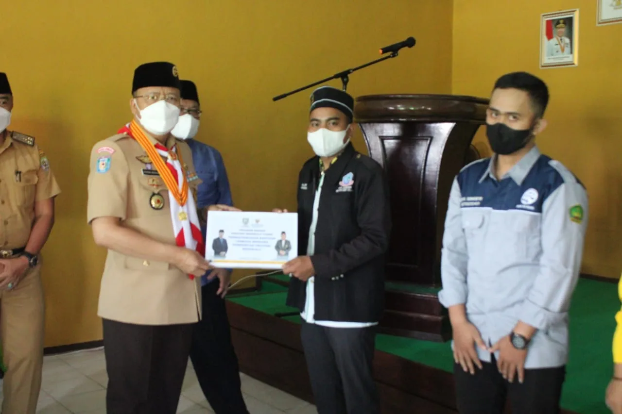 Gubernur Rohidin Salurkan Zakat Berbentuk Beasiswa dan Gerobak Usaha