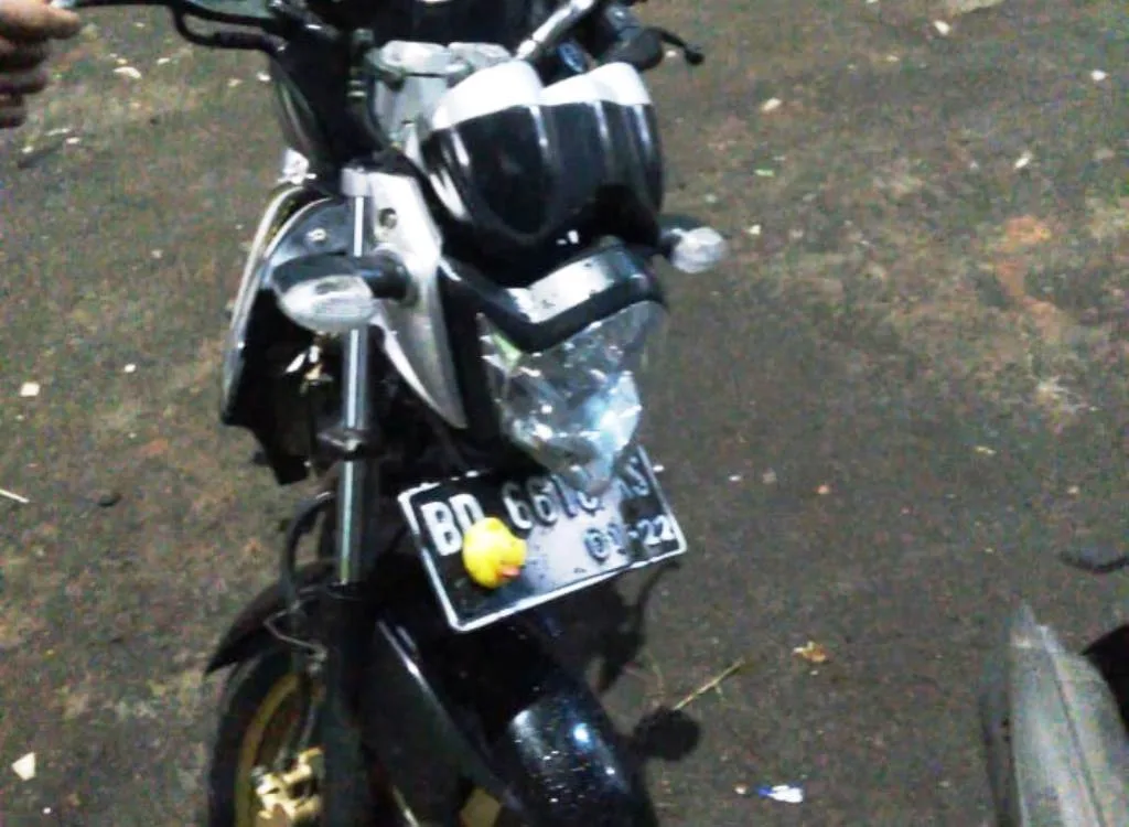 Jatuh Saat Mendahului Truk, Kaki Patah Terlindas Ban