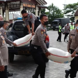 Kapolres Demak Kirim Bantuan Korban Erupsi Gunung Semeru
