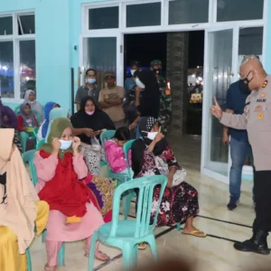 Kapolres Mukomuko Tinjau Vaksinasi Malam Hari