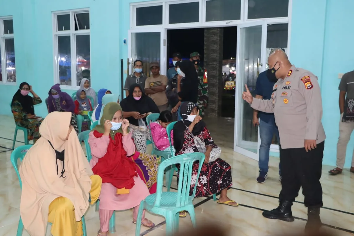 Kapolres Mukomuko Tinjau Vaksinasi Malam Hari