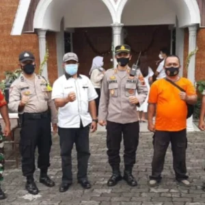Kapolsek Candisari Sambangi Gereja Saat Misa