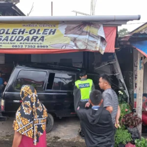 Out Control, Kijang Nyungsep Masuk Rumah Warga