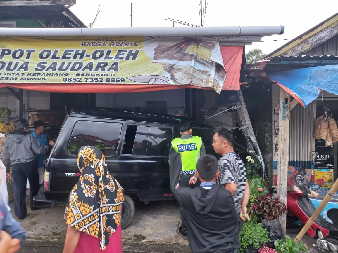 Out Control, Kijang Nyungsep Masuk Rumah Warga