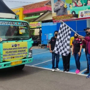 Peduli Korban Erupsi Semeru, Kapolrestabes Semarang Lepas 5 Truk Baksos