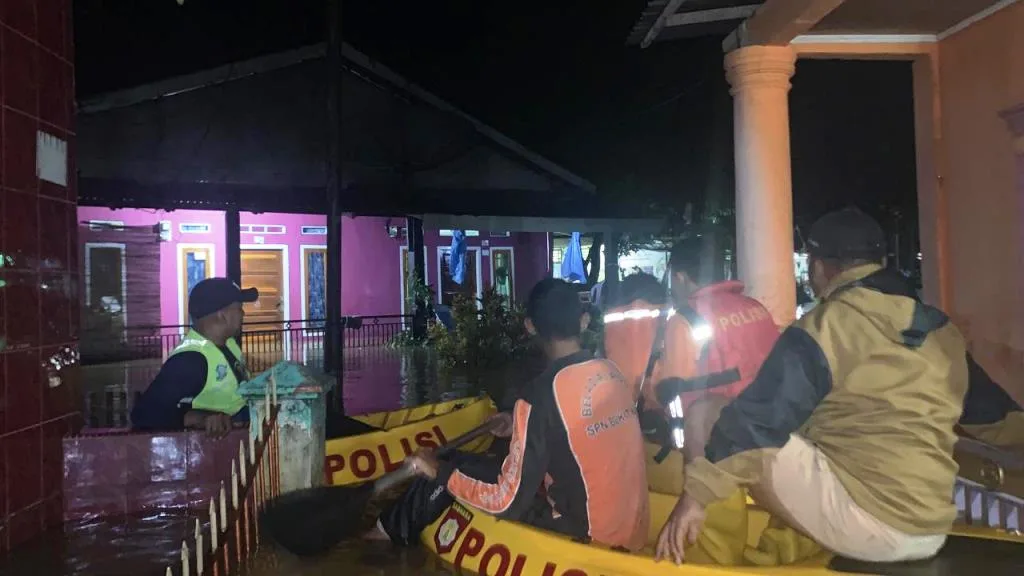 Polres Lebong Evakuasi Warga Terdampak Banjir