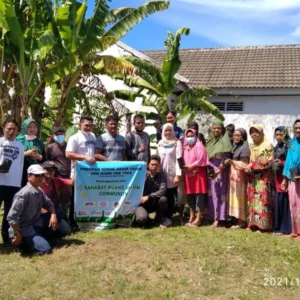 Sahabat Ruang Hukum Community dan Rekan Bagikan Puluhan Bibit Pohon