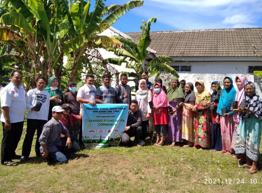 Sahabat Ruang Hukum Community dan Rekan Bagikan Puluhan Bibit Pohon