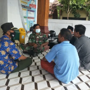 Babinsa Koramil 0826-02 Tlanakan Jadikan Komsos Sarana Untuk Sosialisasi Prokes