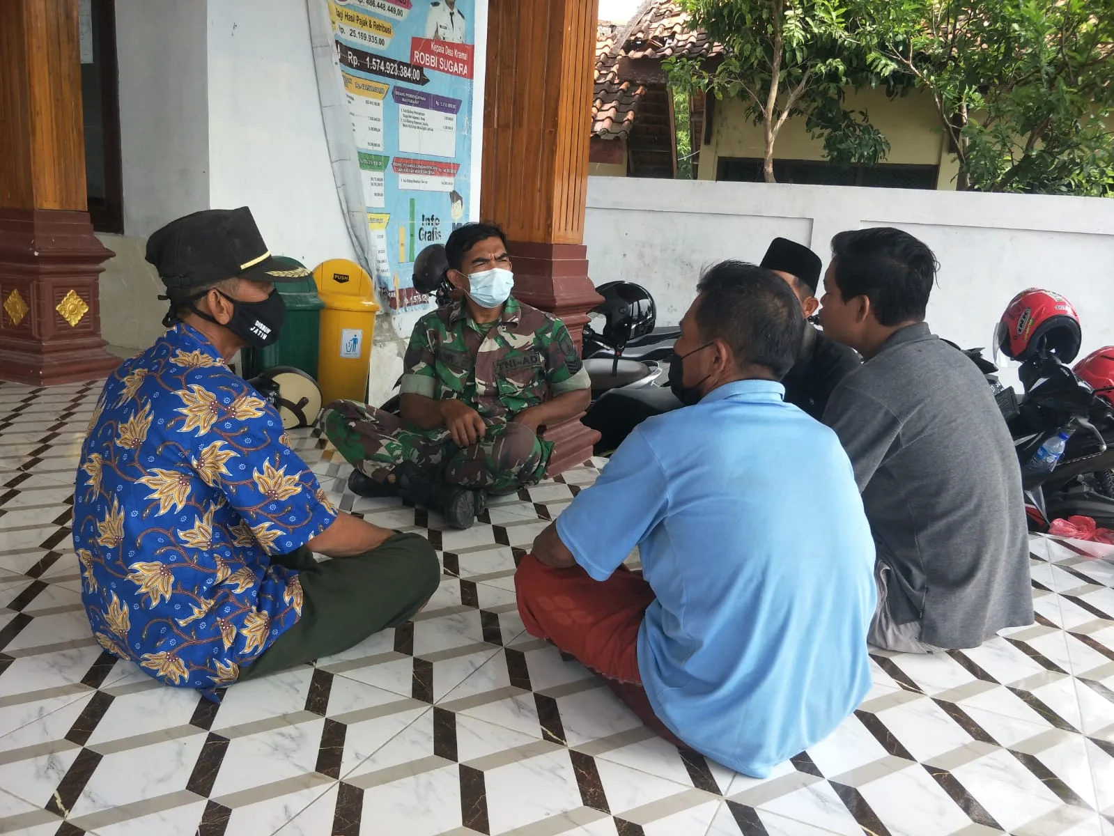 Babinsa Koramil 0826-02 Tlanakan Jadikan Komsos Sarana Untuk Sosialisasi Prokes