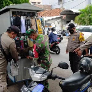 Babinsa Koramil Pabean Cantian Bersama Tiga Pilar Lakukan Penertiban PKL