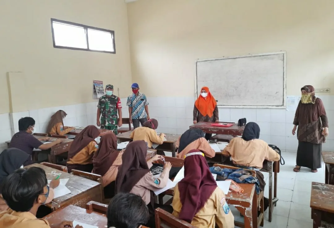 Babinsa Pegirian Pantau PTM di SMP Nasional
