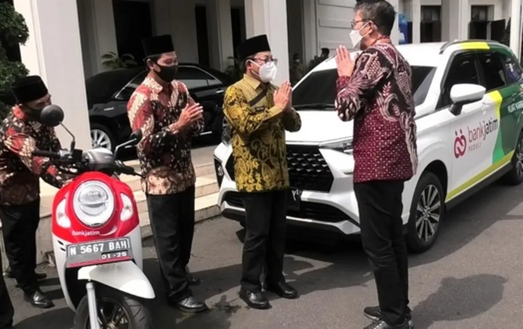 Bank Jatim Serahkan CSR ke Baznas Kota Malang