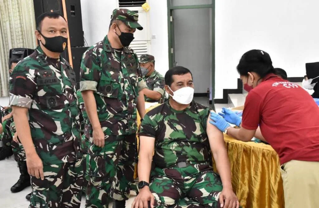 Brigjen Herman Vaksinasi Booster Bersama Personil TNI dan ASN