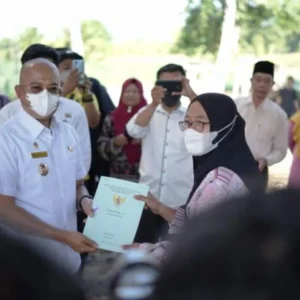 Bupati Gusnan Bagikan Sertifikat Tanah Kepada Masyarakat