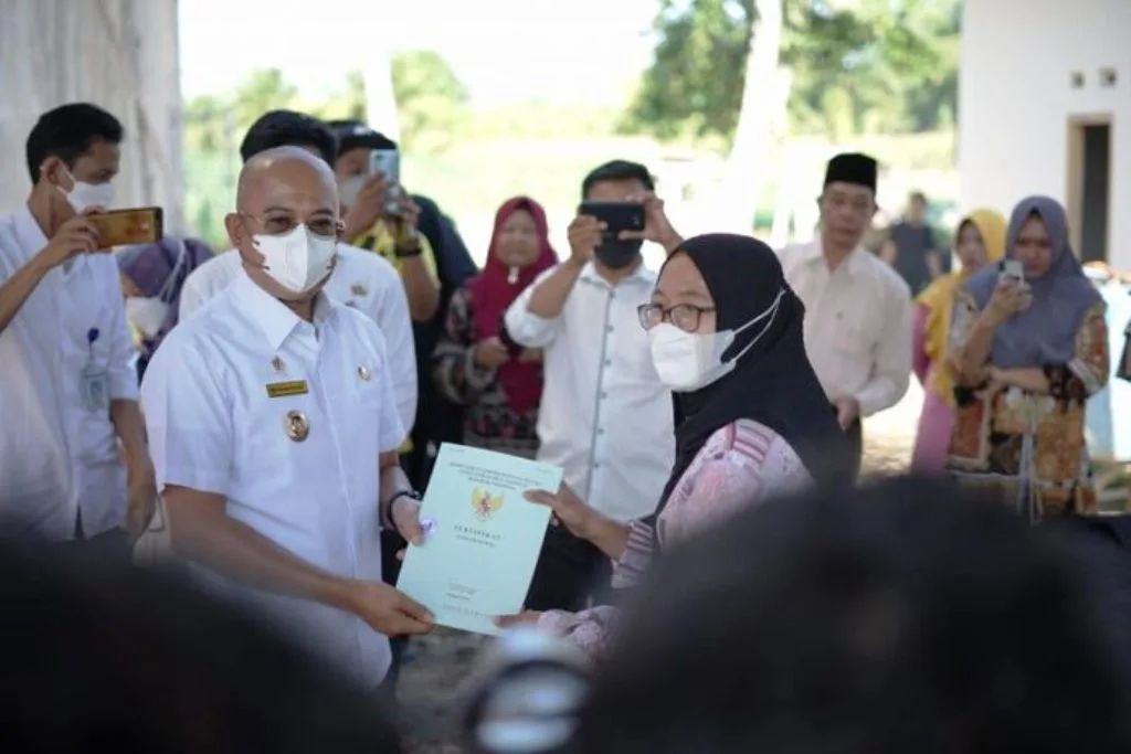 Bupati Gusnan Bagikan Sertifikat Tanah Kepada Masyarakat