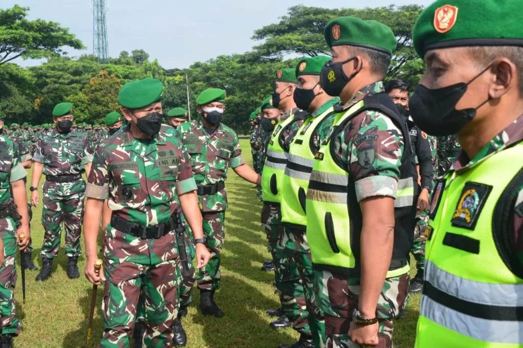 Danrem 083/BDJ Dampingi Pangdam V/Brawijaya Apel Gelar Pasukan