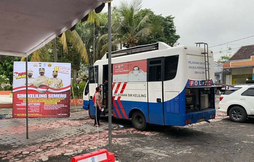 Ditlantas Polda Jatim dan Polres Lumajang Gelar Perpanjangan SIM Gratis dan Vaksinasi