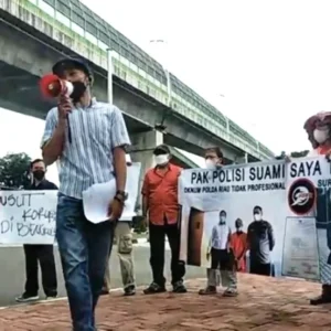 FPR Desak Kapolri Bersihkan Tubuh Polri dan Proses Sejumlah Dugaan Korupsi aksi didepan mabes polri