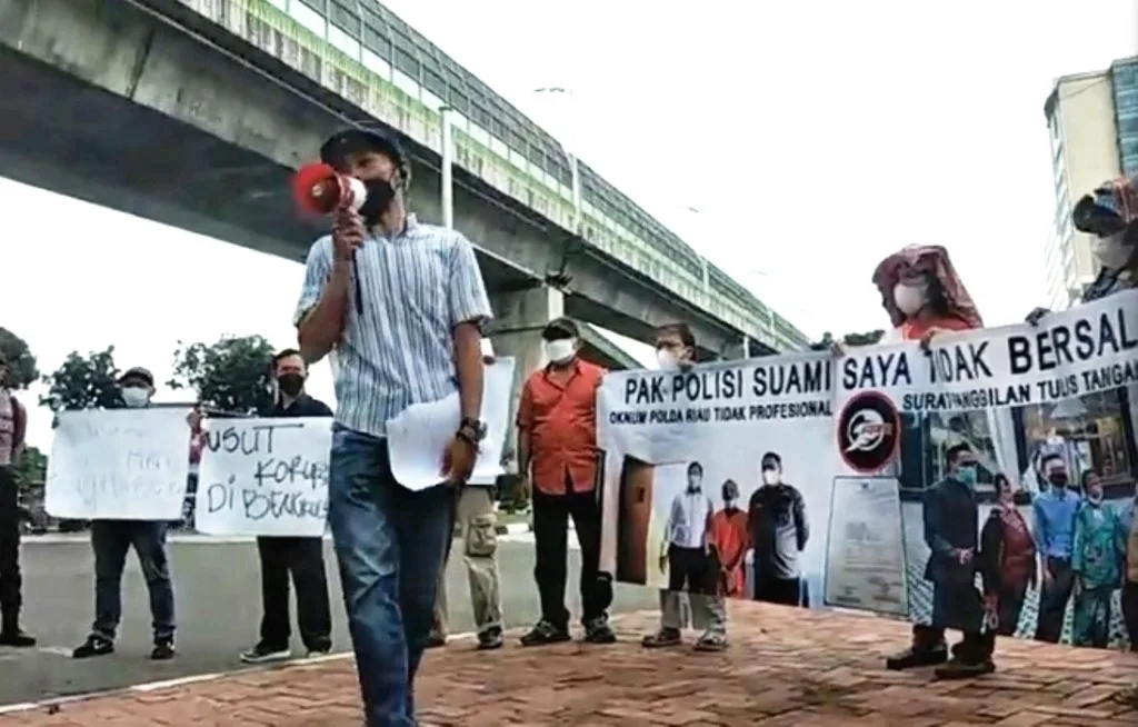 FPR Desak Kapolri Bersihkan Tubuh Polri dan Proses Sejumlah Dugaan Korupsi aksi didepan mabes polri