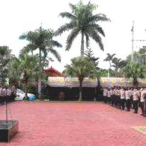 Hari Pertama Tahun 2022, Kapolres Batu Pimpin Apel Pengecekan Personel