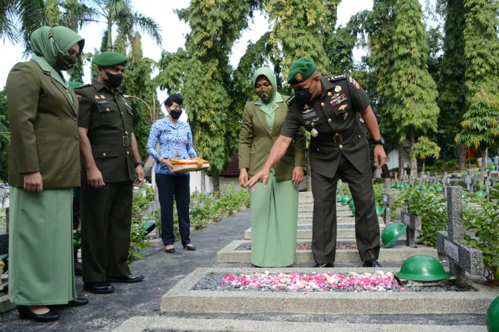 HUT ke-71 Penerangan AD, Pendam IV/Diponegoro Ziarah ke TMP Giri Tunggal