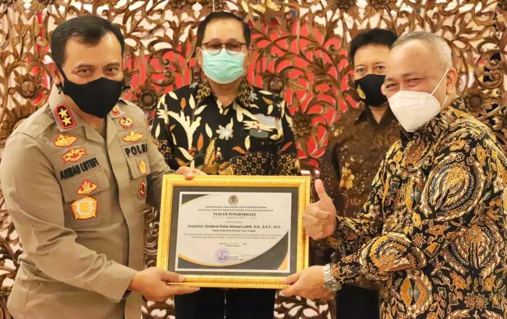 Kapolda dan Wakapolda Jateng Terima Penghargaan dari Kementrian LH