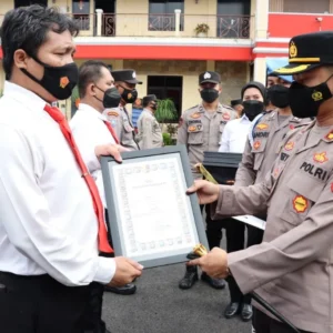 Kapolres Jember Berikan Reward dan Punishment Kepada Anggota Polres dan Polsek