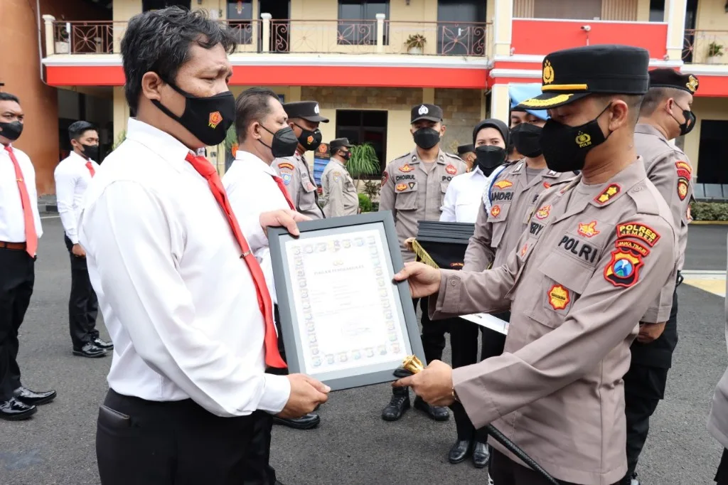 Kapolres Jember Berikan Reward dan Punishment Kepada Anggota Polres dan Polsek