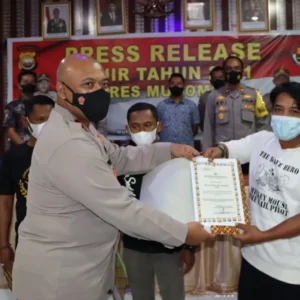 Kapolres Mukomuko Beri Penghargaan Organisasi Media dan Jurnalis