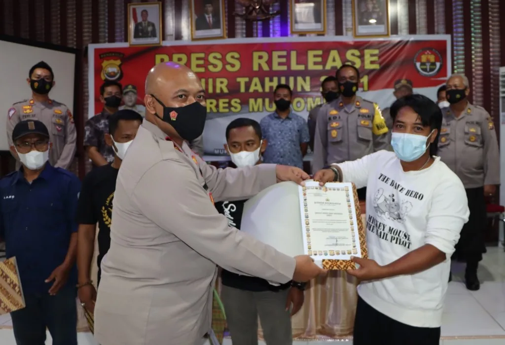 Kapolres Mukomuko Beri Penghargaan Organisasi Media dan Jurnalis