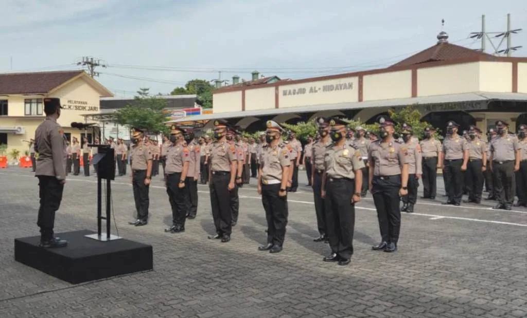 Kapolrestabes Semarang Pimpin Upacara Kenaikan Pangkat
