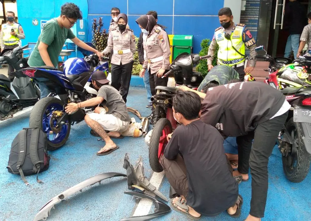 Kena Razia Knalpot Satlantas Polrestabes Semarang, Ratusan Motor Ganti Knalpot Standar