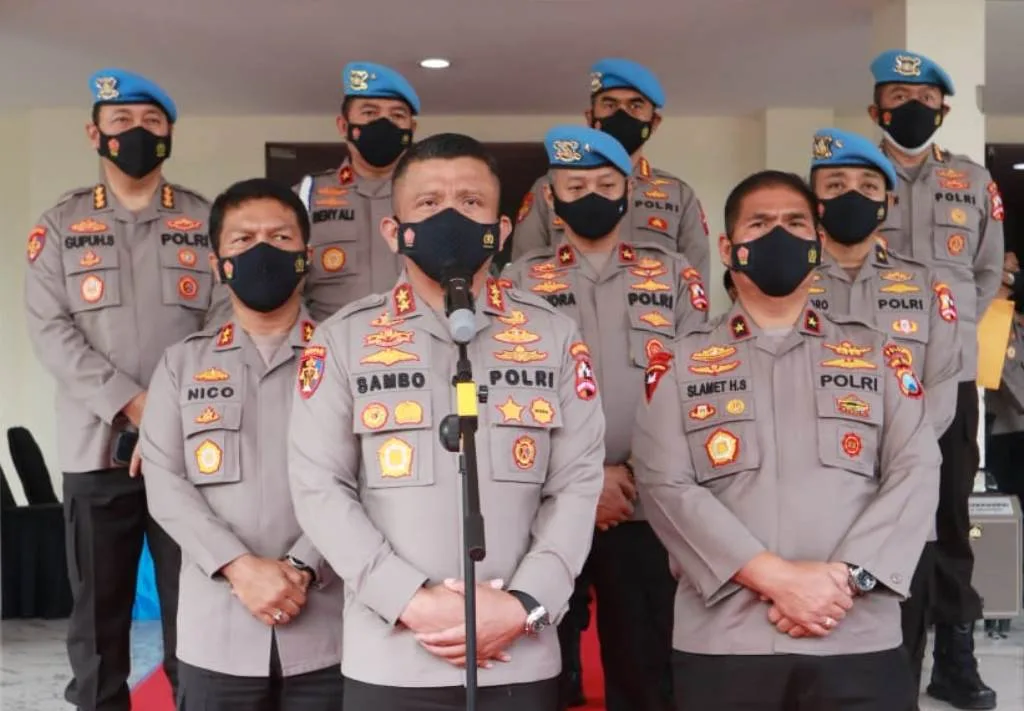 Kunker Ke Polda Jatim Kadiv Propam Polri Beri Penghargaan Anggota Bidpropam