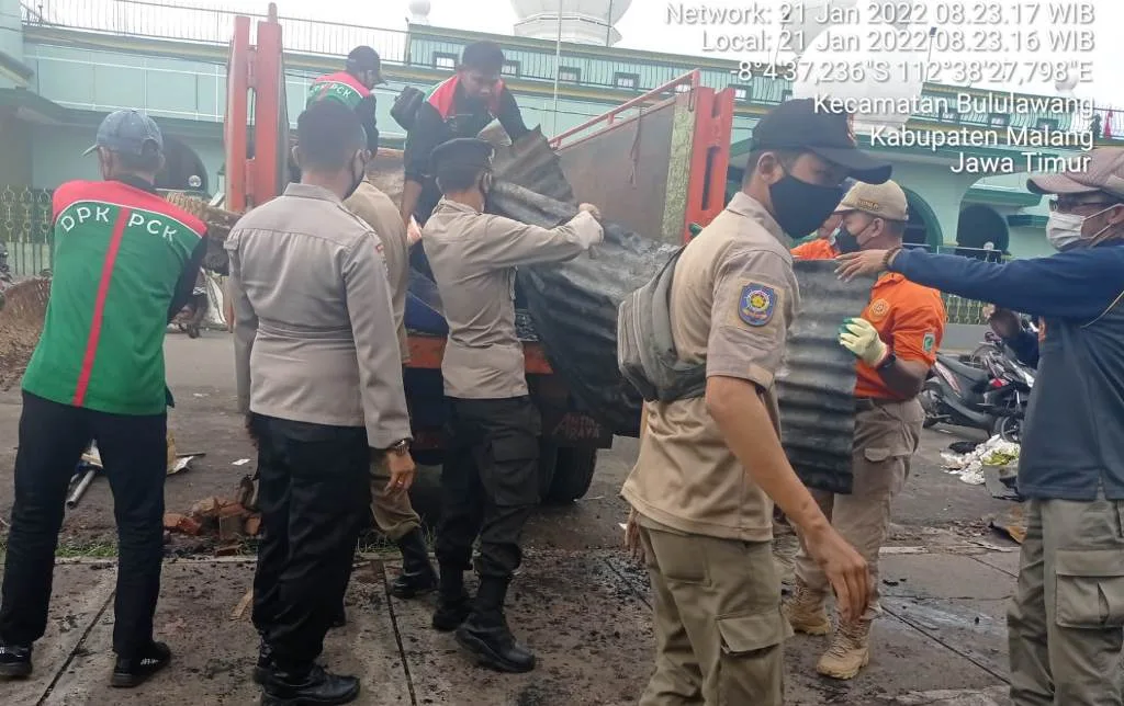 Muspika Bululawang dan Jajaran UPTD Malang Membersihkan Pasar Pasca Terbakar