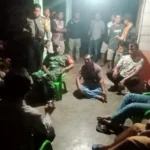 Nekat Melintas, Mobil PT API Dihadang dan Ditahan Warga
