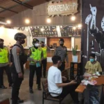 Patroli KRYD Ditsamapta Polda Jatim Sasar Prokes Di Cafe dan Warkop Surabaya