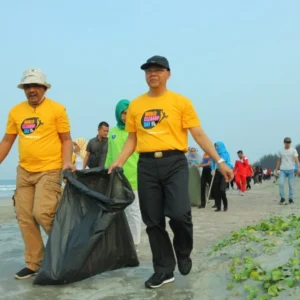 Aksi Pemprov dan Forkopimda bersihkan pantai panjang