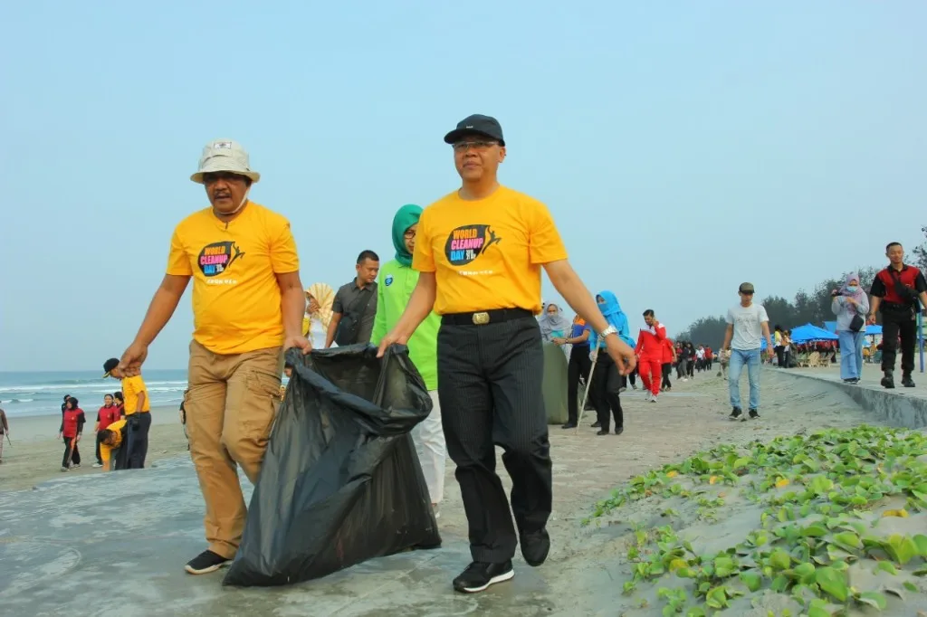 Aksi Pemprov dan Forkopimda bersihkan pantai panjang