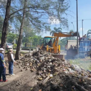 Pemprov Bersihkan Pantai Panjang dari Sampah dan Bangunan Kumuh
