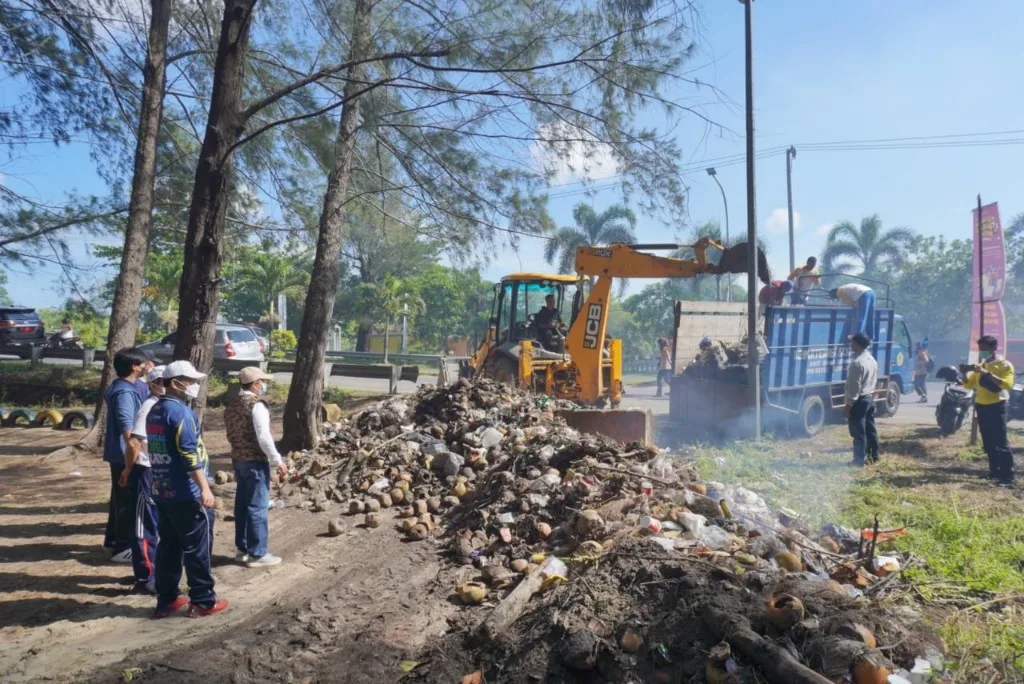 Pemprov Bersihkan Pantai Panjang dari Sampah dan Bangunan Kumuh