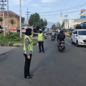 Pengaturan Lalin Pagi Wujud Polsek Pakis Berikan Layanan Masyarakat Pengaturan Lalin Pagi Wujud Polsek Pakis Berikan Layanan Masyarakat